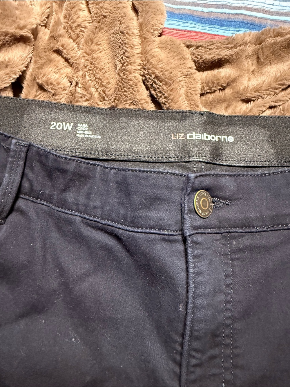 Liz Claiborne Black Pull-On crop pants
